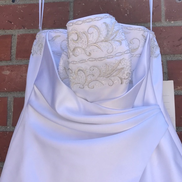 2 Be Wedding Dress - Picture 6 of 9